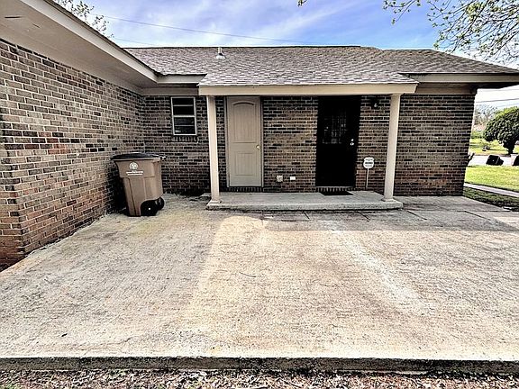 3rd image of 102 Elm Ct NE