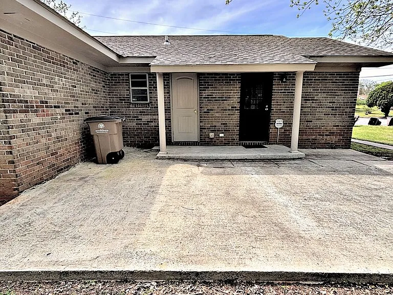 102 Elm Ct NE — Photo 3