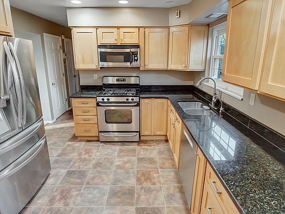 3rd image of 810 Pinehurst Dr