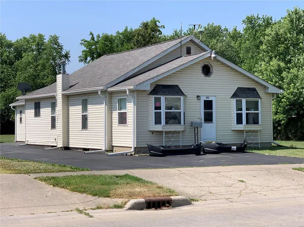 202 W Tyler Ave, Litchfield, IL 62056