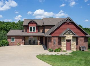 15261 Wood Vale Ct, Peosta, IA 52068