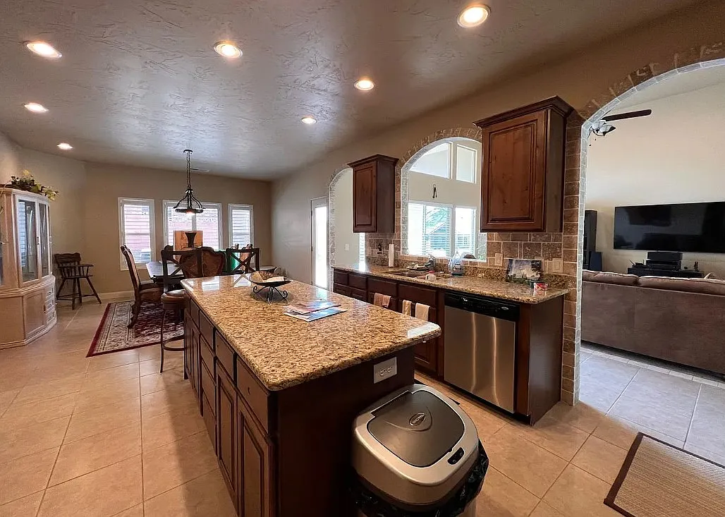 4 bed, 2498 sqft, $2,850 — Photo 4
