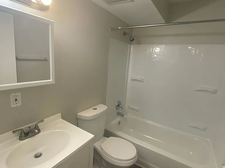 1 Bed/1 Bath Apartment off Hampton Ave! — Photo 16