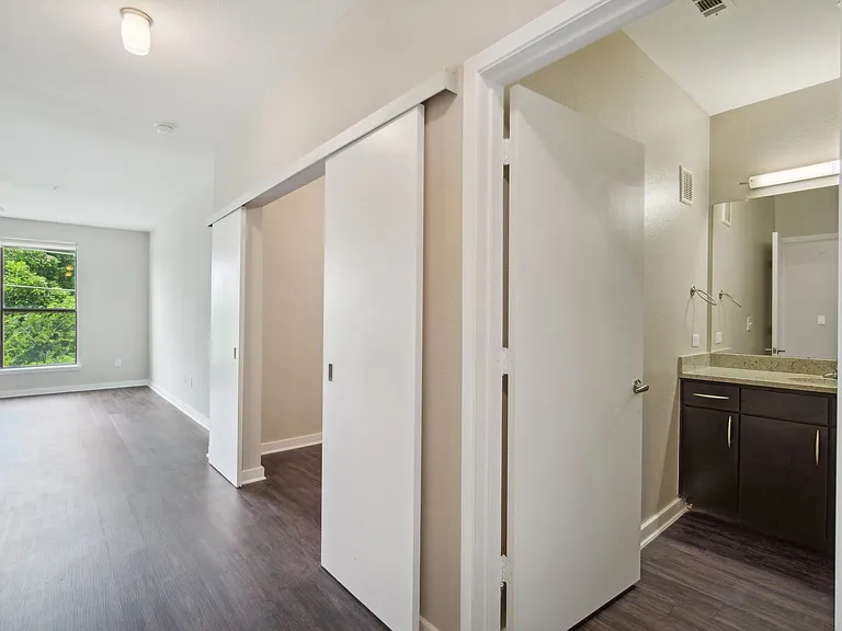 Cole Apartments — Photo 16