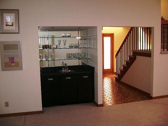 5th image of 1041 Lakeville Dr
