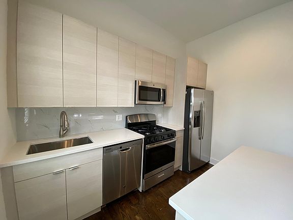 4th image of 2236 S Wood St #1