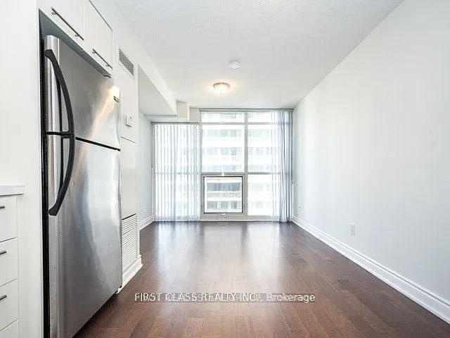 25 Carlton St — Photo 8