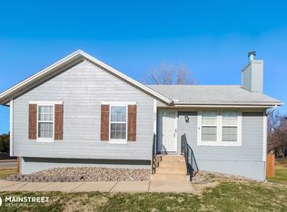330 Shenandoah Dr, Raymore, MO 64083