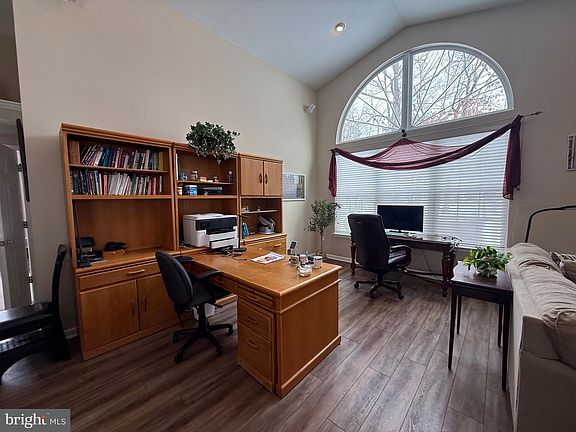 4th image of 100 Hyannis Ct