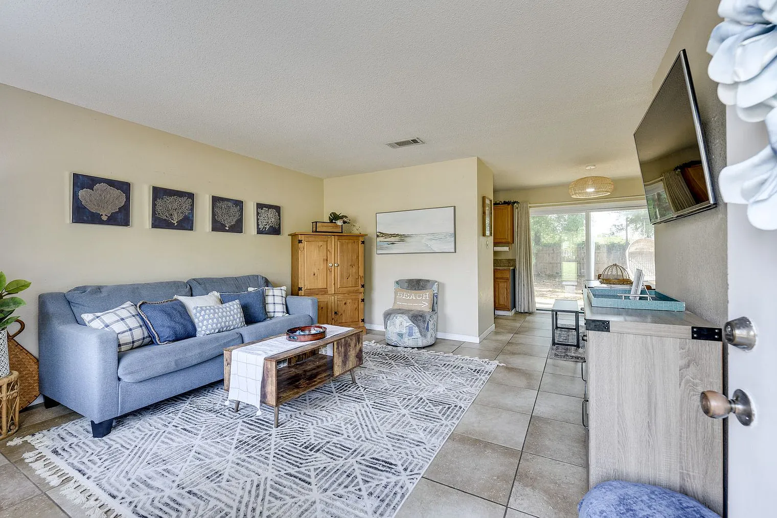 3 bed, 1.0 bath, 1097 sqft, $3,612 — Photo 2