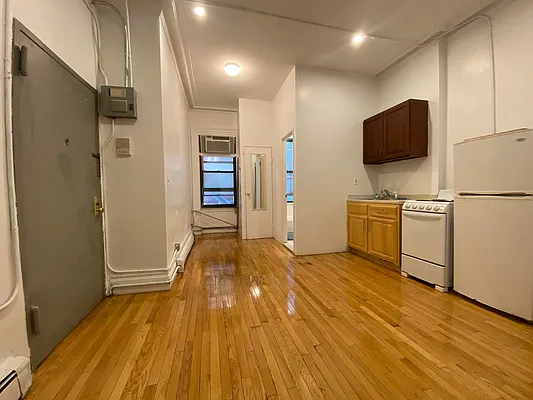 Rented by One New York Realty Inc | media 4
