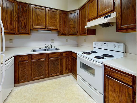 2nd image of 530 Clark St #105
