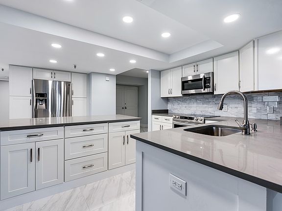 5th image of 123 Lakeshore Dr APT 944