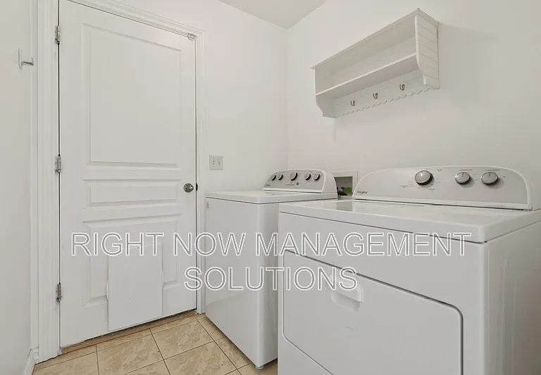 1295 N Blossom Ave — Photo 18
