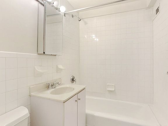 4th image of 50 W 72nd St APT 509