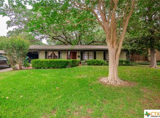404 Cherokee Ln, Victoria, TX 77901
