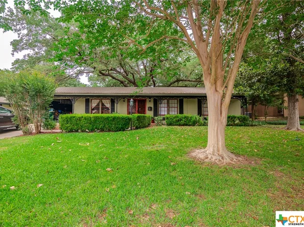 404 Cherokee Ln, Victoria, TX 77901