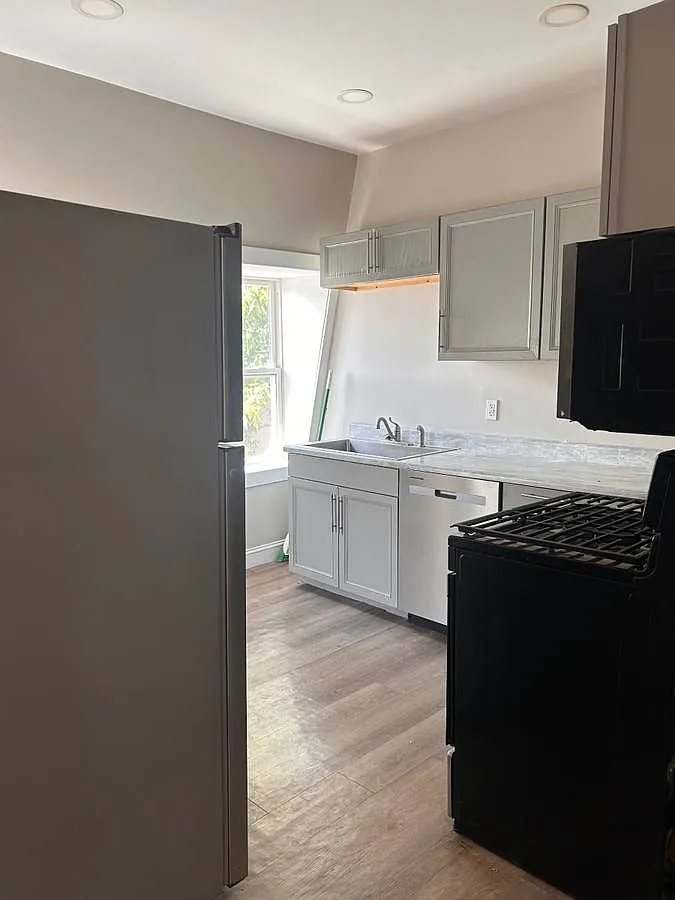 4 bed, $2,375 — Photo 2