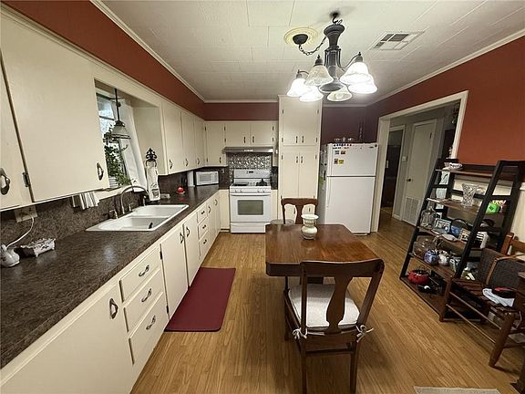 2nd image of 841 Louisiana Ave