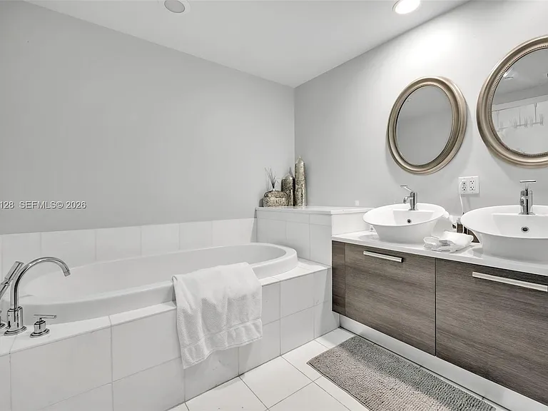 2950 NE 188th St #403 — Photo 22