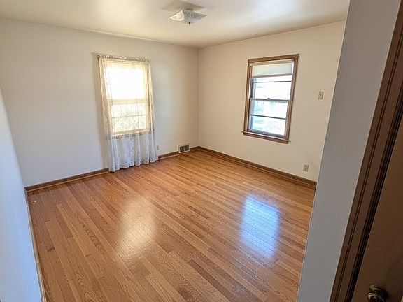 Secondary bedroom with 2 closets