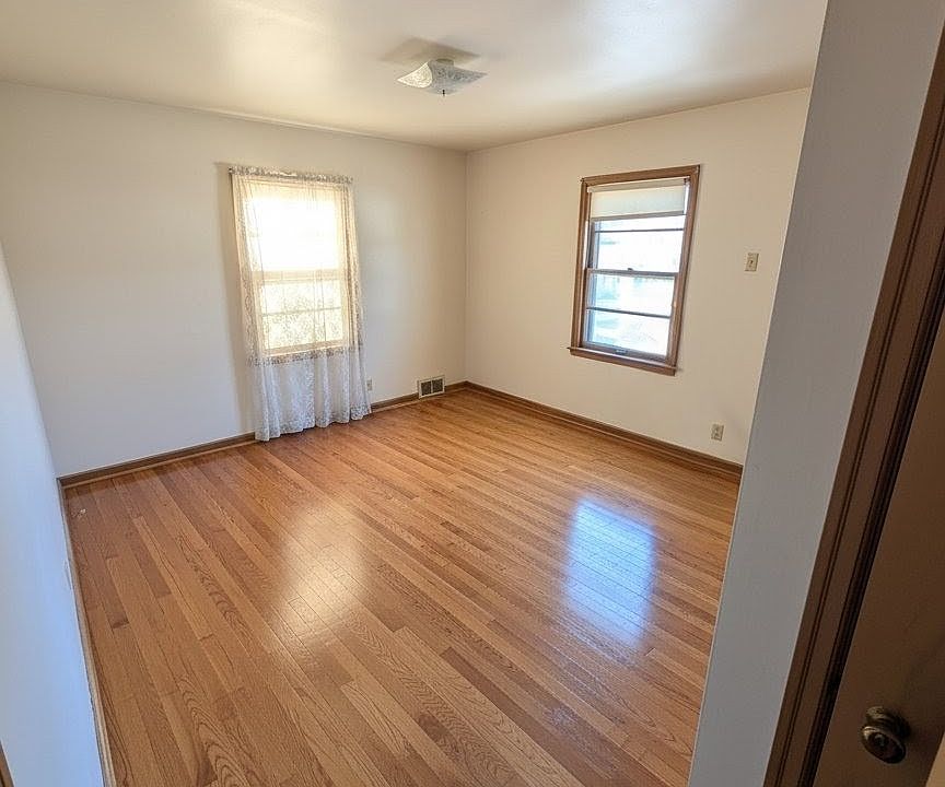 Secondary bedroom with 2 closets