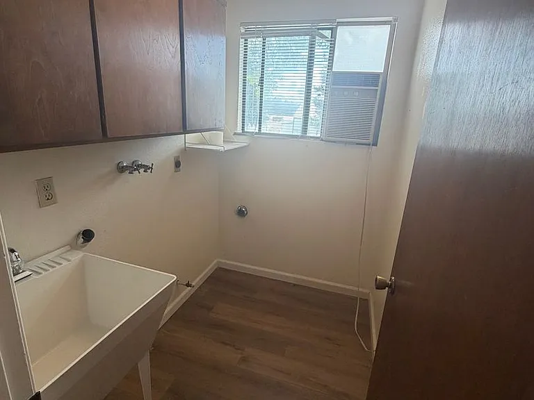 5296 Traffic Way — Photo 13