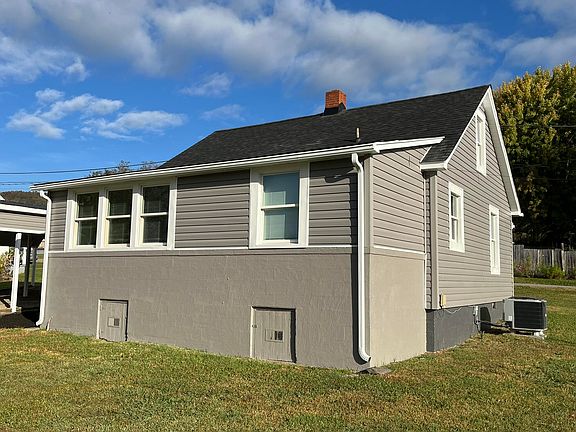 2nd image of 220 Circle Dr
