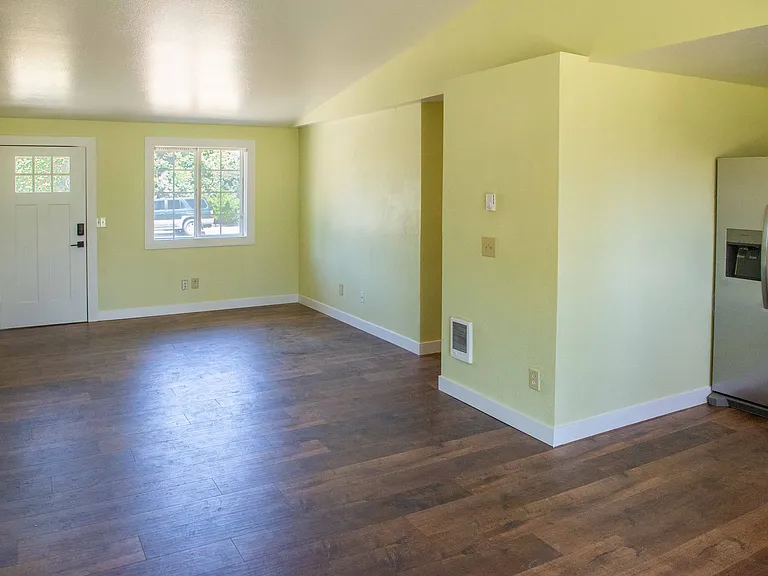 2328 SW Glacier Ave — Photo 5