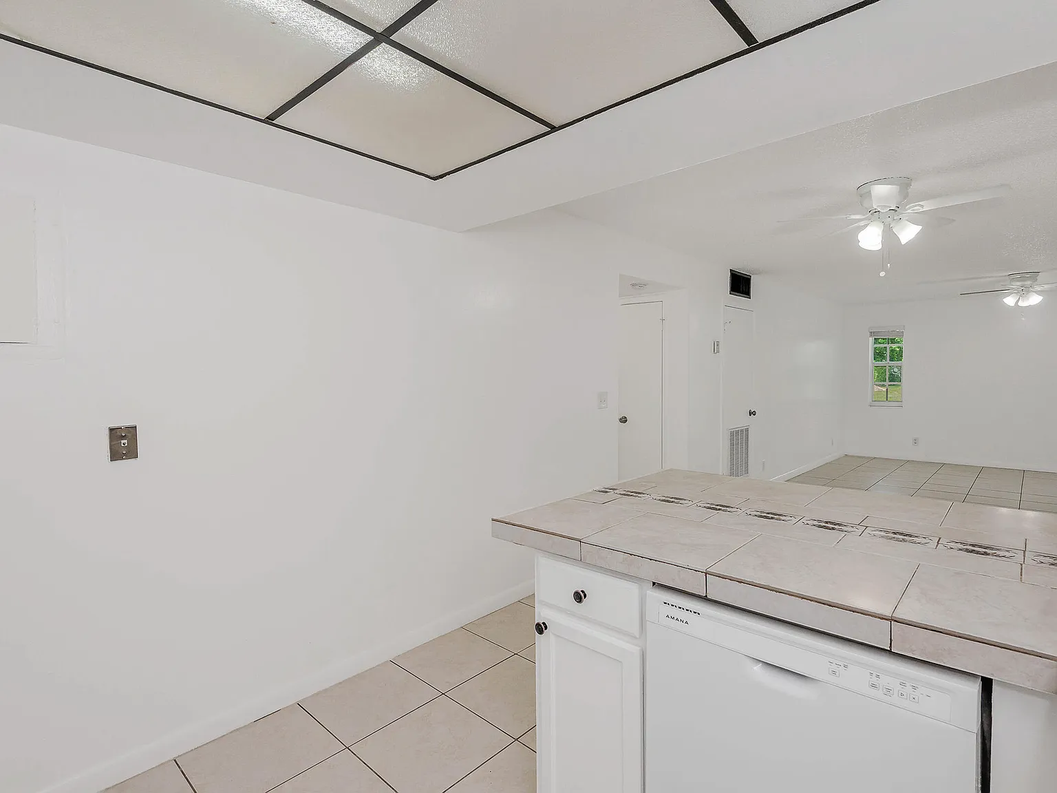 2 bed, 1.0 bath, 8507 sqft, $2,195 — Photo 4