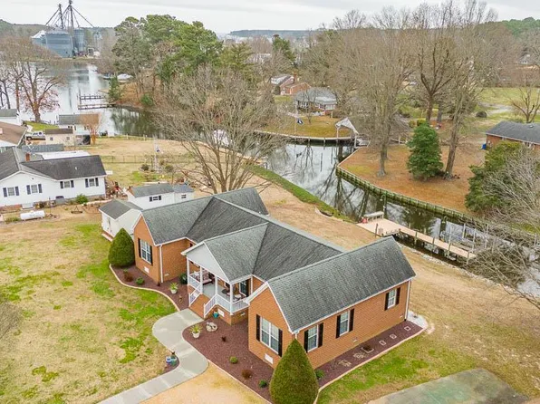 110 Boat House Cv, Kilmarnock, VA 22482