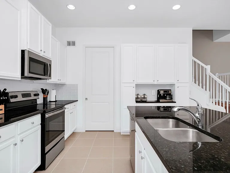 302 Captiva Dr — Photo 2