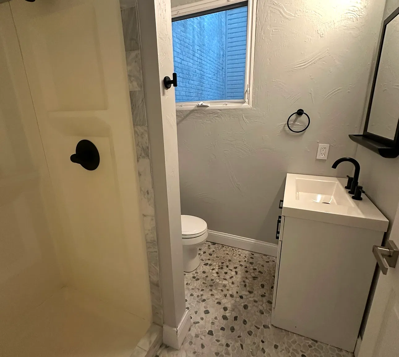4 bed, 2200 sqft, $1,999 — Photo 4