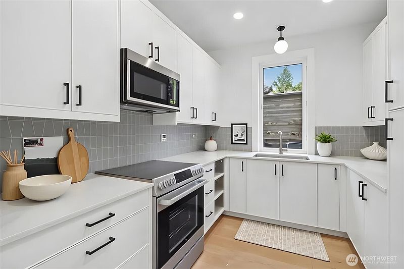 3rd image of 5042 35th Avenue NE