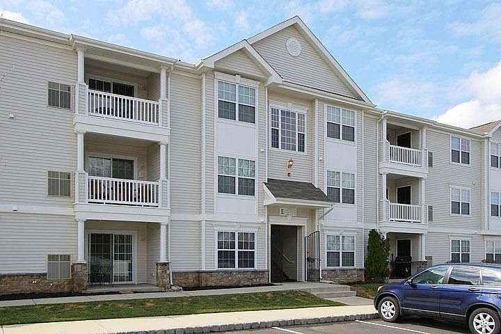 1st image of 52 Highbridge Ln #52