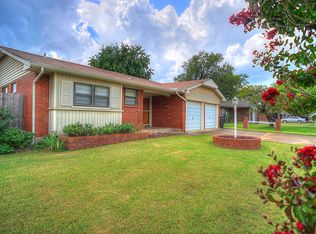 608 SW 11th St, Moore, OK 73160