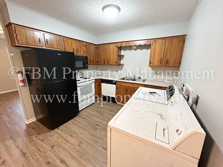 330 W College St #4 — Photo 6