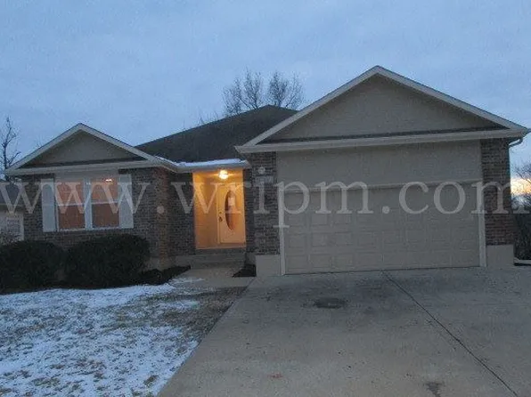 1309 SW Graystone Cir, Grain Valley, MO 64029