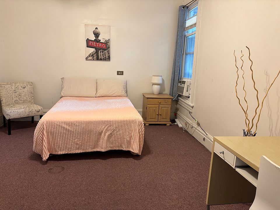 2nd image of 713 Main St Room 1