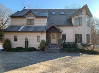 37 Giant Oak Rd, Ridge, NY 11961