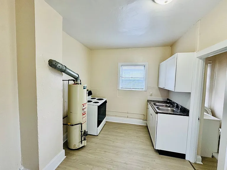 2200 Queen Ave — Photo 6