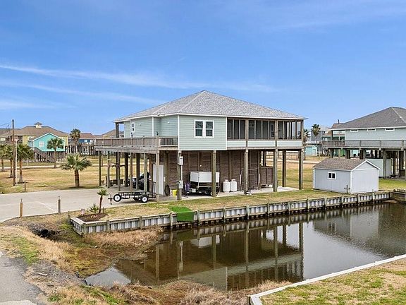 2nd image of 945 Gulfview Dr