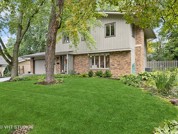 3rd image of 933 Foxwood Cir