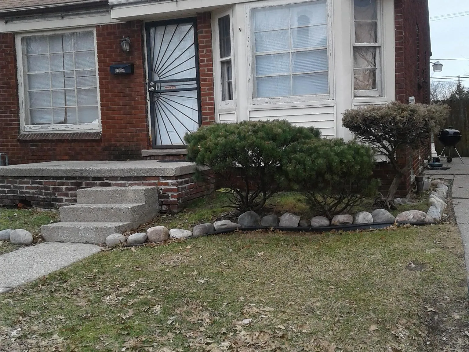 3 bed, 1300 sqft, $1,300 — Photo 1