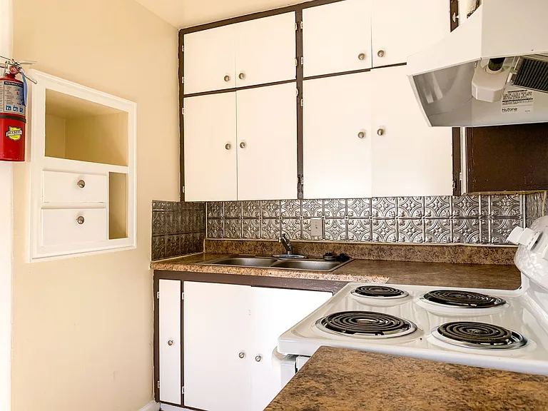 Spacious 2 Bedroom Apartment with Fireplace — Photo 18
