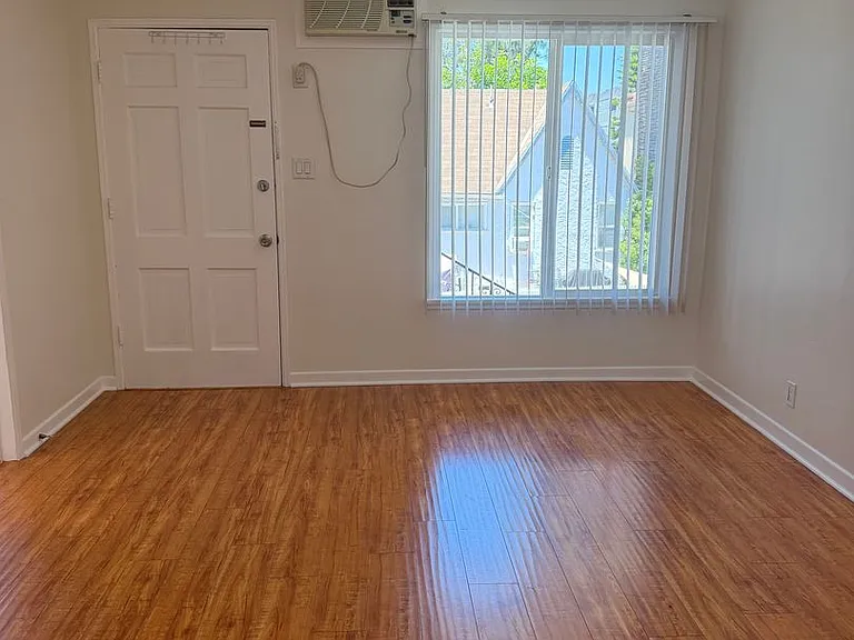 1056 Linden Ave — Photo 4