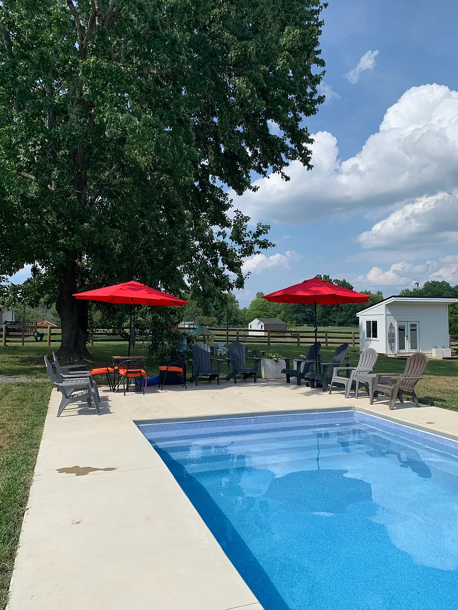 In-ground pool and small work studio - 665 Miller School Rd