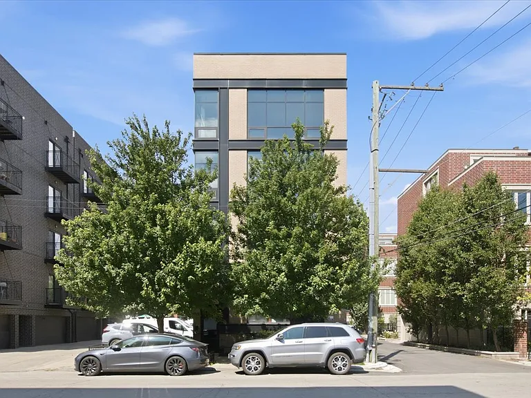 650 N Green St #4 — Photo 1