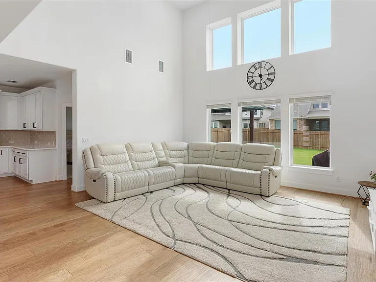 300 Hollister Dr — Photo 14
