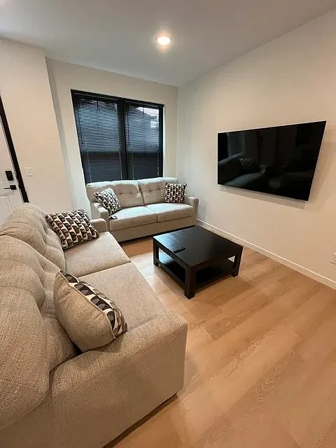 M Lofts Townhome| Spacious 6 Bed 4 Bath|$750 Each Bedroom | Avail 6/1/26|Semi-Furnished — Photo 4